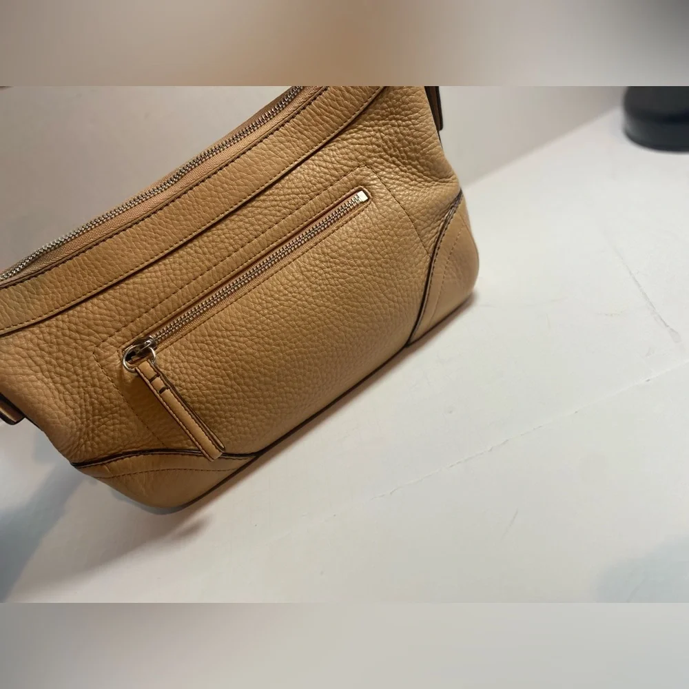 Coach~Vintage~Madison~Tan~Soft
Pebbled Leather~Shoulder Bag~Top Zipper Closure - Picture 7 of 14